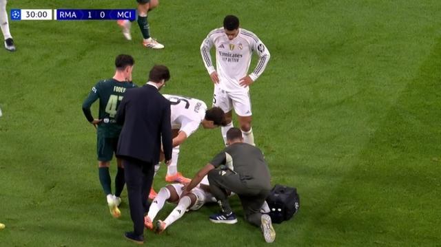 九游娱乐-乌克兰全队身披国旗出场