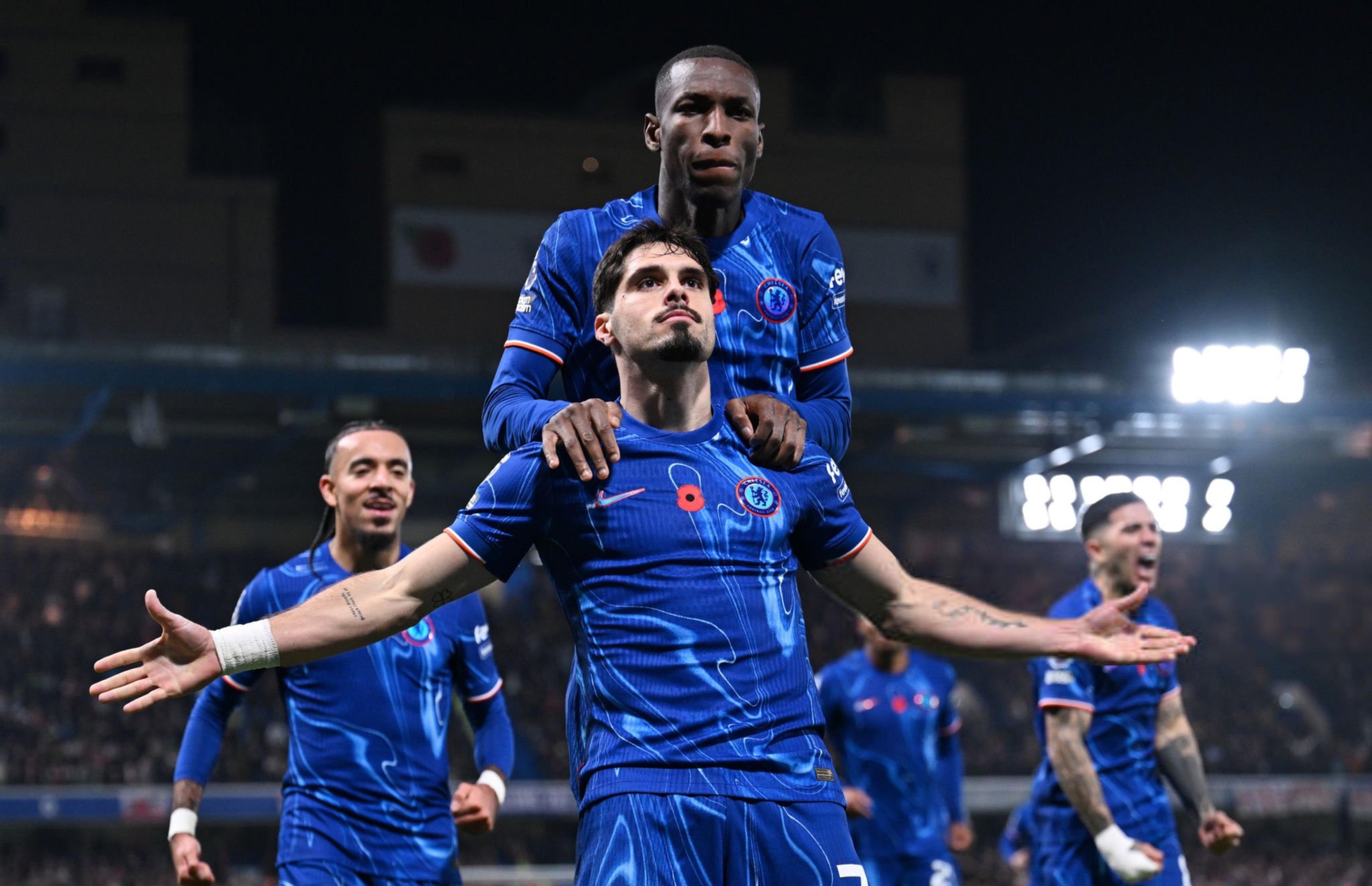 九游娱乐-乌克兰全队身披国旗出场